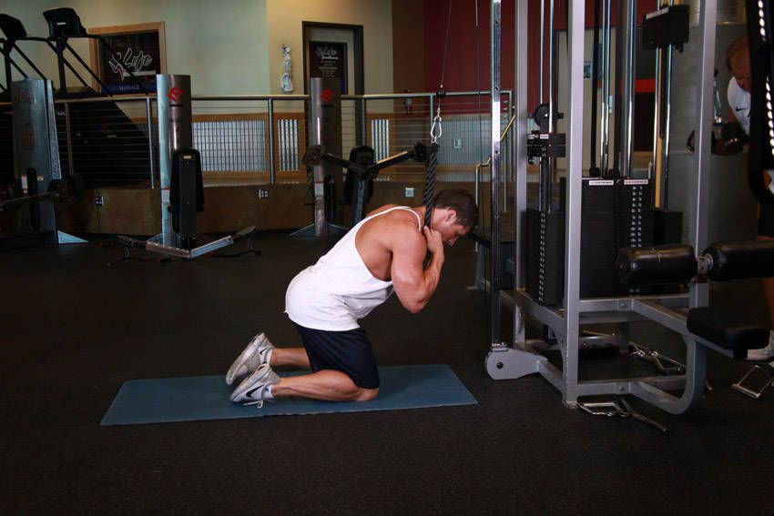 Cable Crunch exercise demonstration — targets the abs