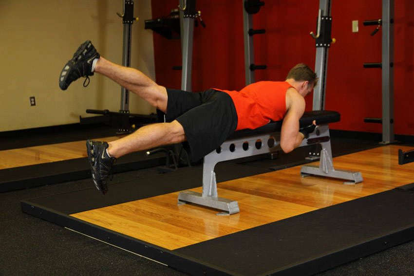 Flutter Kicks demonstration, start of the movement, targeting the abs