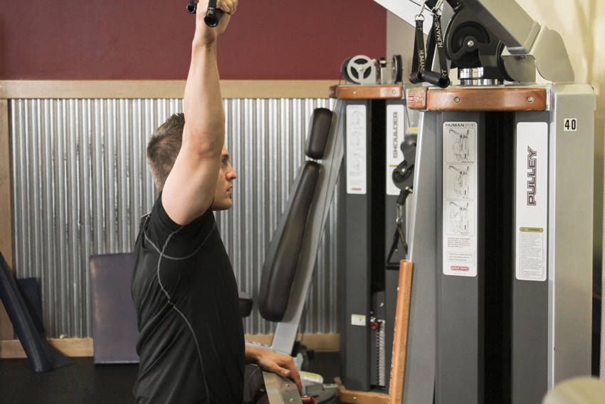 Single-Arm Lat Pulldown exercise demonstration, targeting the back