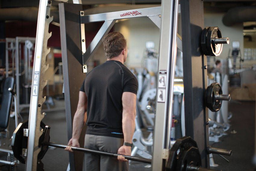 Smith Machine Shrug exercise demonstration — targets the traps