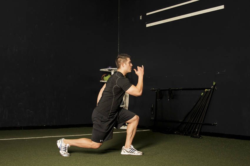 Split-Squat Jump exercise demonstration — targets the quads